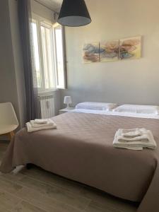 1 dormitorio con 1 cama con 2 toallas en ALÌKA apartment en Agrigento
