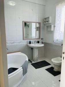 uma casa de banho com uma banheira, um lavatório e um WC. em ALÌKA apartment em Agrigento