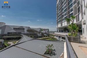vue aride d'un bâtiment avec des palmiers et des bâtiments dans l'établissement I Soho Studio at I City by Bai Yi # 0612, à Shah Alam