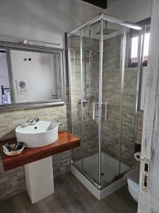 a bathroom with a sink and a shower at Casa Yuno en La Asomada in La Asomada
