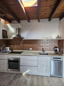 a kitchen with white appliances and a wooden ceiling at Casa Yuno en La Asomada in La Asomada