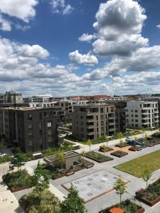 una vista aerea di una città con edifici di appartamenti di Holiday Inn Express - Erlangen, an IHG Hotel a Erlangen