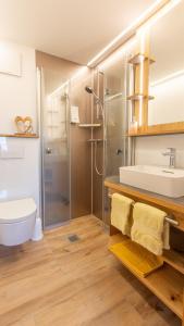 bagno con doccia, lavandino e servizi igienici di Berggasthof Lahnerhof a Liesing
