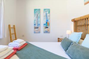 法馬拉的住宿－Famara Caracolillos, La Casa，一间卧室配有带毛巾的床