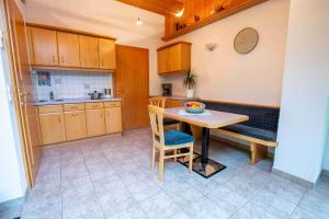A kitchen or kitchenette at Berggasthof - Pension Lahnerhof