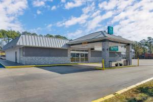 eine Tankstelle auf einem Parkplatz in der Unterkunft Quality Inn & Suites Hardeeville - Savannah North in Hardeeville