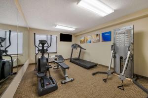 un gimnasio con cintas de correr y bicicletas estáticas en una habitación en Comfort Inn Fayetteville I-95 en Fayetteville