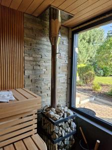 Una chimenea en una habitación con ventana en Relax Vila se zahradním wellness, en Ostrava