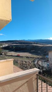 una vista desde el balcón de una casa en Vista Panoramica ALTOPIANO DELLE ROCCHE en Terranera