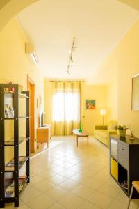 una sala de estar con un sofá y una mesa en Heart of Sorrento Apartment, en Sorrento