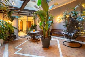 patio ze stołem, krzesłami i roślinami w obiekcie Hotel White w Rzymie