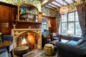 uma sala de estar com lareira e sofá em The Oatlands Chaser by Innkeeper's Collection em Weybridge