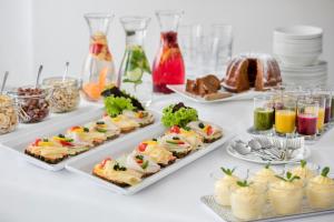 une table avec plusieurs assiettes de nourriture et desserts dans l'établissement JUFA Hotel Graz Süd, à Graz