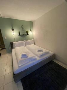 Una cama en una habitación con dos toallas. en HID AG: Lakeview Studio mit Parkplatz und Balkon, en Därligen