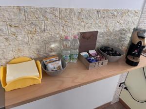 Coffee and tea making facilities at Case vacanza e camere in Villa Isabella con parcheggio custodito e wifi