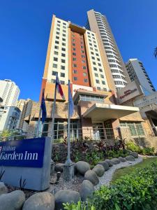 un edificio con una señal delante de él en Hilton Garden Inn Panama City Downtown, Panama en Panamá