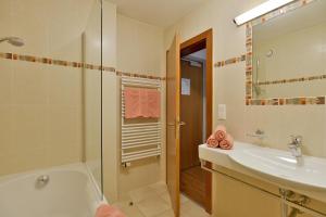 uma casa de banho com uma banheira, um lavatório e um chuveiro em Scheulinghof em Mayrhofen