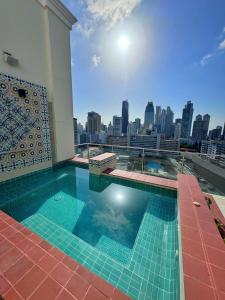 una piscina en la parte superior de un edificio con vistas al perfil urbano en Hilton Garden Inn Panama City Downtown, Panama, en Panamá