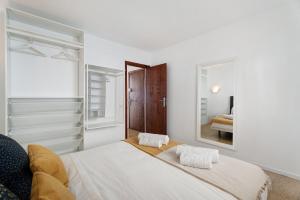 圣克鲁斯-德特内里费Apto Las Florita By Paramount Holidays的带一张大床和一面镜子的卧室