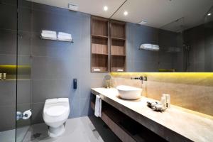 een badkamer met een toilet en een wastafel bij Salvio Parque 93 Bogota, Curio Collection by Hilton in Bogota