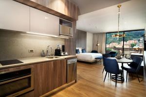 een keuken en een woonkamer met een bed in een kamer bij Salvio Parque 93 Bogota, Curio Collection by Hilton in Bogota