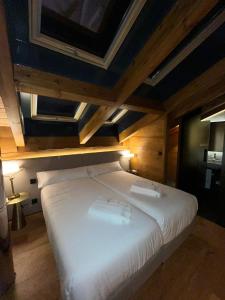 Lux 12 في سييرا نيفادا: سرير أبيض كبير في غرفة ذات سقف