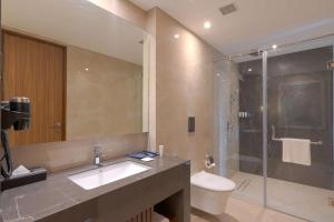 Koupelna v ubytování Park Inn by Radisson Ayodhya + 17 fotografií