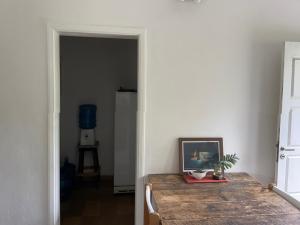 una stanza con un tavolo e una foto sopra di Playa Quequén a Quequén