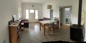 un soggiorno con un tavolo e un divano di Playa Quequén a Quequén