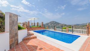 una piscina en la azotea de una casa en Villa Franca Competa by Ruralidays, en Cómpeta