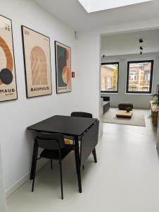 een woonkamer met een tafeltennistafel en stoelen bij Spacious and cosy apartment near Berchem Station in Antwerpen