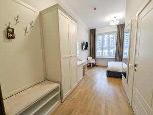 een kamer met een slaapkamer met een bed en een raam bij Kyiv Honchara Hotel in Kiev