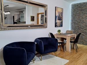 Apartment Queen - private parking في أوسييك: غرفة مع طاولة وكراسي ومرآة
