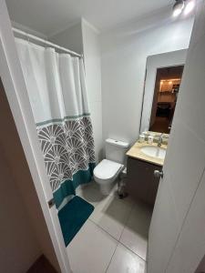 a small bathroom with a toilet and a sink at Departamento 2 Dormitorios Valparaiso in Valparaíso