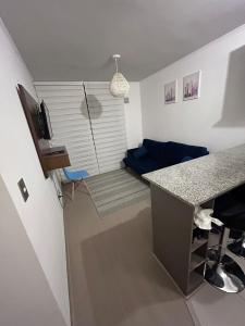 a small room with a desk and a couch at Departamento 2 Dormitorios Valparaiso in Valparaíso