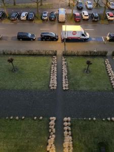 uma vista aérea de um parque de estacionamento com carros em Cozy Apartment in the heart of Antwerp em Antuérpia