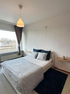 um quarto com uma cama e uma janela em Cozy Apartment in the heart of Antwerp em Antuérpia