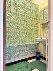 uma casa de banho com um chuveiro, um lavatório e uma toalha em Cozy Apartment in the heart of Antwerp em Antuérpia