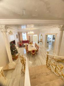 un soggiorno con tavolo e albero di Natale di Baku Villa Family a Baku
