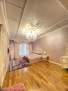 una grande camera con un letto e un lampadario a braccio di Baku Villa Family a Baku