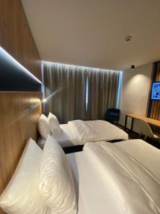 Habitación de hotel con 2 camas y TV en Best Western Hotel Vista, en Ostrava