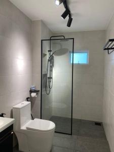 Yong Peng的住宿－Lam Lee Durian Farm，带淋浴、卫生间和盥洗盆的浴室