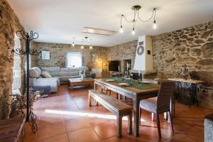 cocina y sala de estar con mesa y sillas en Villa Vaquiña, en Airoa