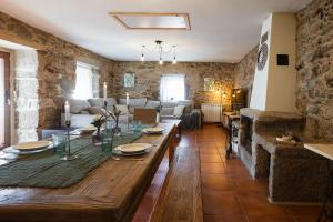 uma sala de estar com uma mesa de madeira e uma lareira em Villa Vaquiña em Airoa