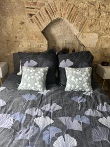 Una cama con dos almohadas encima. en LE PTIT SAINT-FRONT, en Périgueux