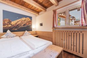 una camera con letto e finestra di Villa Adria B&B a Canazei