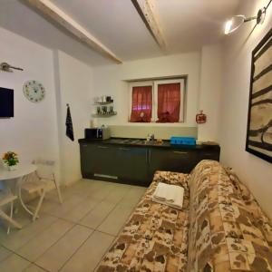 1 dormitorio con 1 cama, lavamanos y mesa en Affection Apartment, en Bolonia