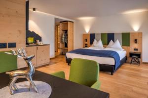 Postel nebo postele na pokoji v ubytování Posta Zirm Hotel + 37 fotografií
