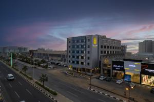 een uitzicht op een stad met een gebouw en een straat bij القصر الكورنيش in Jazan