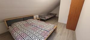 sypialnia z łóżkiem i ławką w obiekcie Apartament Zacisze w mieście Świecino